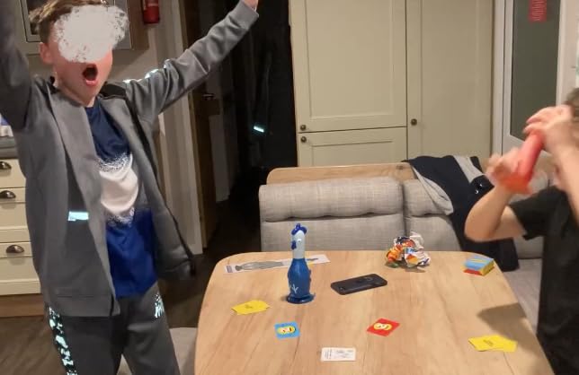 Pollo vs. Perrito Caliente – Divertidísimo juego de fiesta para familias, niños y adultos | Juego divertido para 2 a 10 jugadores | Incluye cartas extra y diversión trepidante para Navidad